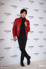 组图：贺军翔帅气亮相活动 Ella担心婚礼哭花妆