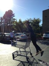 组图：李小璐贾乃亮携女美国度假 奢华房车曝光