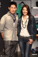 组图：性感女模吴亚馨化身时尚牛仔女郎