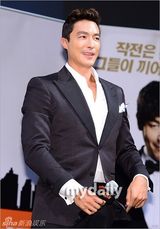 组图：薛景求宣传新片《间谍》 丹尼尔耍帅