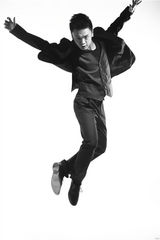 组图：新秀曹璐暴黑白写真 动感活力十足 