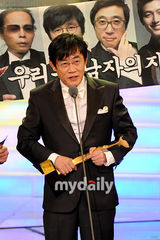 组图：韩老牌艺人获KBS大奖 李胜基宋钟基等助阵