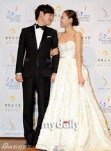 组图：韩星姜成妍与钢琴家金佳温婚礼发布会