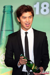 组图：陈柏霖迈入三十大关 代言生啤不惧啤酒肚