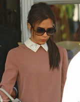 组图：维多利亚携女外出 小贝显露父爱