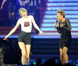 组图：泰勒斯威夫特伦敦演唱会 公主裙劲歌热舞