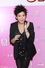 组图：群星为慈善献唱 林峰风沙磨皮关心妍上围缩水