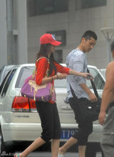 组图：兽兽翟凌携神秘男逛街 心情轻松有说有笑