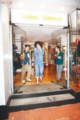 组图：王菲个唱在即赴港扫货 低调现身频频掩脸