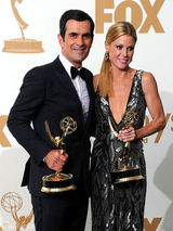 组图：艾美奖后台 喜剧类最佳男女配角亮相