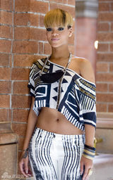 幻灯图集：蕾哈娜情人节拍写真 烟熏妆秀香肩