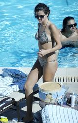 组图：赛琳娜斑马纹比基尼现身 抚秀发表情享受