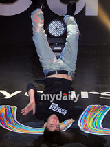 组图：原2PM成员朴宰范参加活动 大秀精彩街舞