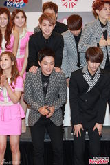 高清组图：Beast等赴港开唱 泫雅望与PSY再合作