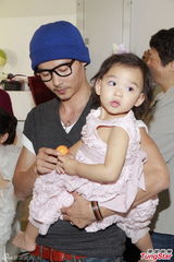 组图：蔡少芬挺大肚拍全家福 与爱女玩亲亲