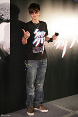 高清组图：罗志祥首登红馆 激动下跪亲吻舞台地板