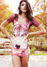 组图：棕发嫩模户外拍写真 服饰加入动物元素