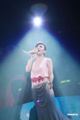 组图：梁静茹银白短裙开唱 送亲笔签名纸飞机