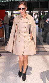 组图：贝嫂维多利亚卡其色风衣现身机场