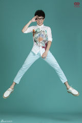 组图：刘心最新宣传照曝光 展清新自然学院风