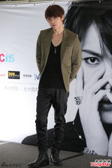 组图：金在中亮相台湾 衣着随性电力十足