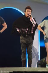 组图：张信哲红馆开唱 深情演绎哲式情歌