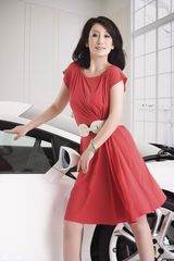 幻灯图：秦海璐登汽车杂志封面  知性大气驾驭名车