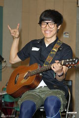 组图：卢广仲不畏台风彩排 郭采洁探班送补品