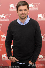 《三》媒体见面会 苏菲-罗艺斯获两男星揽腰护花