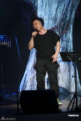 高清组图：陈奕迅香港开唱 靠唱功长裤T恤也疯狂