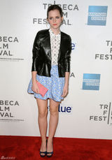 组图：艾玛-沃特森《遭遇雷劈》首映险狼狈摔倒