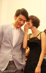 幻灯：王珞丹亮相《大周末》庆典 黑裙短发尽显俏皮