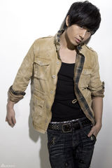 组图：成毅时尚大片大玩牛仔风