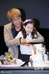 组图：李准基带“女儿”与粉丝看《两周》结局