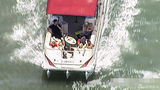 组图：朱莉皮特海岛过圣诞 带孩子们出海玩快艇