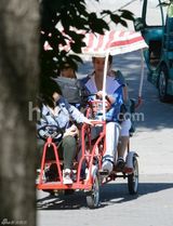 组图：李小璐挺大肚小鸟依人 贾乃亮体贴