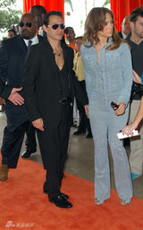 幻灯图集：洛佩兹连体牛仔装亮相 和老公秀恩爱