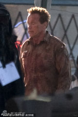 组图：施瓦辛格拍新片穿脏衣显疲态硬汉待转型