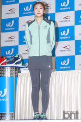 组图：金妍儿亮相签名会 恋情曝光后首现身