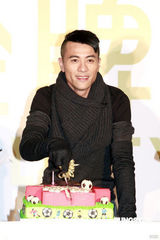 组图：梁汉文续约金牌大风 获赠价值二十万金表