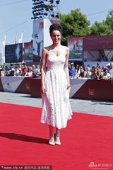 组图：《第三次》首映 女主角格丽塔秀性感乳沟