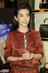 组图：李冰冰率性亮相品牌开幕会服饰抢镜