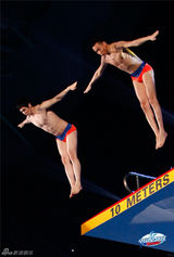 组图：中国星跳跃周韦彤泳衣玩转最炫民族风