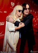 组图：GaGa古典白裙现格莱美晚宴 胸门大开性感