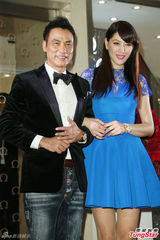 组图：任达华携妻亮相自曝爱女心切视频不断