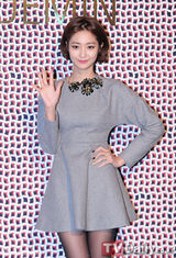 组图：尹恩惠韩智敏等出席服装品牌时装展