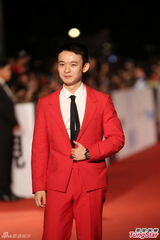 组图：90后影帝董子健红衣走红毯信心满满