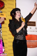 组图：潘迎紫现身辟谣死讯 代言吸金秀好材