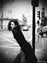 组图：小宋佳黑白大片文艺化身默片名伶