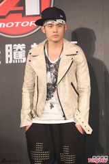 组图：周杰伦亮相代言 一身劲装帅气抢镜